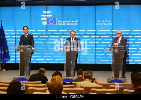 (160629) -- Bruxelles, 29 giugno 2016 (Xinhua) -- Presidente del Consiglio europeo Donald Tusk (C), il Presidente della Commissione Europea Jean Claude Juncker (R) e il Primo Ministro olandese Mark Rutte partecipare ad una conferenza stampa presso la sede centrale dell'UE a Bruxelles, Belgio, 28 giugno 2016. I leader europei martedì premuto per una rapida e chiara britannico piano di partenza per sedare in tutto il mondo la preoccupazione per il futuro del continente. (Xinhua/Gong Bing) Foto Stock