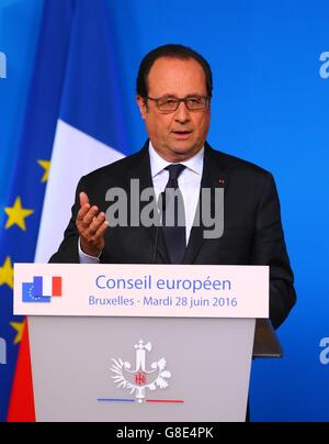 (160629) -- Bruxelles, 29 giugno 2016 (Xinhua) -- Il Presidente francese Francois Hollande partecipa a una conferenza stampa presso la sede centrale dell'UE a Bruxelles, Belgio, 28 giugno 2016. I leader europei martedì premuto per una rapida e chiara britannico piano di partenza per sedare in tutto il mondo la preoccupazione per il futuro del continente. (Xinhua/Gong Bing) Foto Stock