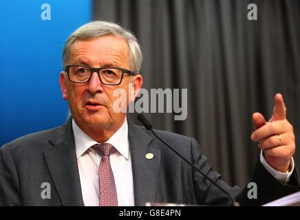 (160629) -- Bruxelles, 29 giugno 2016 (Xinhua) -- Il Presidente della Commissione Europea Jean Claude Juncker partecipa a una conferenza stampa presso la sede centrale dell'UE a Bruxelles, Belgio, 28 giugno 2016. I leader europei martedì premuto per una rapida e chiara britannico piano di partenza per sedare in tutto il mondo la preoccupazione per il futuro del continente. (Xinhua/Gong Bing) Foto Stock