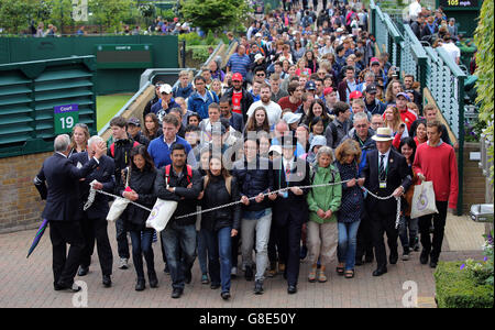 Wimbledon folla Inserisci motivi per l'inizio del giorno 3 i campionati di Wimbledon 2016 i campionati di Wimbledon 2016 All England Tennis Club, Wimbledon, Londra, Inghilterra 29 giugno 2016 All England Tennis Club, Wimbledon, Londra, Inghilterra 2016 © Allstar Picture Library/Alamy Live News Credito: Allstar Picture Library/Alamy Live News Foto Stock