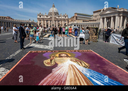 Città del Vaticano il Vaticano. Il 29 giugno, 2016. Artisti creare mosaici di fiori per la tradizione storica del "Infiorata" come parte della celebrazione dei Santi Pietro e Paolo, patroni della città di Roma, in Italia a Roma il 29 giugno 2016. La parola "infiorata" significa letteralmente "ecorated con fiori'. L antica tradizione risale al 1625 ma è stata abbandonata per circa 400 anni prima di essere restaurato nel 2011. Credito: Giuseppe Ciccia/Alamy Live News Foto Stock