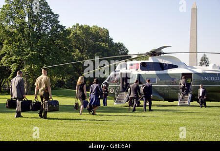 Washington, Distretto di Columbia, Stati Uniti d'America. Il 29 giugno, 2016. Casa bianca senior staff militare e aiutanti portante il ''calcio' a piedi attraverso il South Lawn della Casa Bianca a Washington DC a unirsi a Presidente degli Stati Uniti Barack Obama per viaggiare a Ottawa, Canada di partecipare al North American Leaders Summit Mercoledì, 29 giugno 2016. Il Presidente farà ritorno alla Casa Bianca più tardi questa sera. Credito: Ron Sachs/CNP/ZUMA filo/Alamy Live News Foto Stock