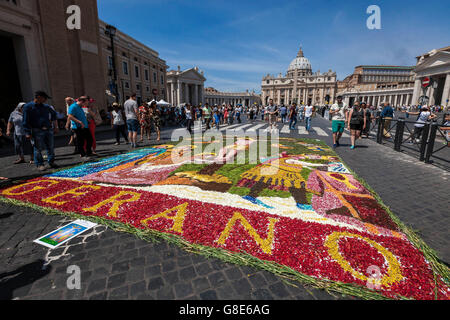 Città del Vaticano il Vaticano. Il 29 giugno, 2016. Artisti creare mosaici di fiori per la tradizione storica del "Infiorata" come parte della celebrazione dei Santi Pietro e Paolo, patroni della città di Roma, in Italia a Roma il 29 giugno 2016. La parola "infiorata" significa letteralmente "ecorated con fiori'. L antica tradizione risale al 1625 ma è stata abbandonata per circa 400 anni prima di essere restaurato nel 2011. Credito: Giuseppe Ciccia/Alamy Live News Foto Stock