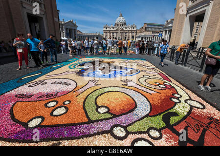 Città del Vaticano il Vaticano. Il 29 giugno, 2016. Artisti creare mosaici di fiori per la tradizione storica del "Infiorata" come parte della celebrazione dei Santi Pietro e Paolo, patroni della città di Roma, in Italia a Roma il 29 giugno 2016. La parola "infiorata" significa letteralmente "ecorated con fiori'. L antica tradizione risale al 1625 ma è stata abbandonata per circa 400 anni prima di essere restaurato nel 2011. Credito: Giuseppe Ciccia/Alamy Live News Foto Stock