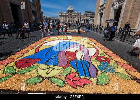 Città del Vaticano il Vaticano. Il 29 giugno, 2016. Artisti creare mosaici di fiori per la tradizione storica del "Infiorata" come parte della celebrazione dei Santi Pietro e Paolo, patroni della città di Roma, in Italia a Roma il 29 giugno 2016. La parola "infiorata" significa letteralmente "ecorated con fiori'. L antica tradizione risale al 1625 ma è stata abbandonata per circa 400 anni prima di essere restaurato nel 2011. Credito: Giuseppe Ciccia/Alamy Live News Foto Stock