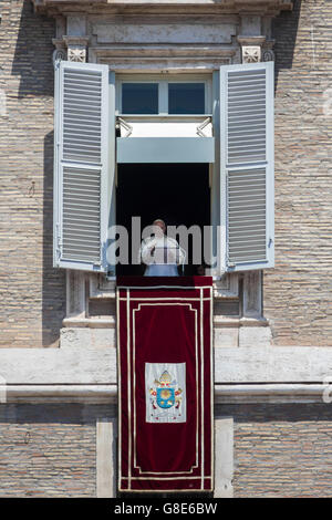 Città del Vaticano il Vaticano. Il 29 giugno, 2016. Papa Francesco offre la sua benedizione durante l Angelus del mezzogiorno preghiera, dalla finestra del suo studio che si affaccia su Piazza San Pietro, il giorno della solennità dei Santi Pietro e Paolo, nella Città del Vaticano il Vaticano il 29 giugno 2016. 29 giugno segna il giorno della festa dei Santi Pietro e Paolo, patroni della città di Roma. Credito: Giuseppe Ciccia/Alamy Live News Foto Stock