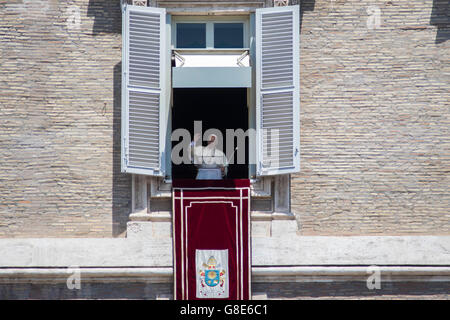 Città del Vaticano il Vaticano. Il 29 giugno, 2016. Papa Francesco offre la sua benedizione durante l Angelus del mezzogiorno preghiera, dalla finestra del suo studio che si affaccia su Piazza San Pietro, il giorno della solennità dei Santi Pietro e Paolo, nella Città del Vaticano il Vaticano il 29 giugno 2016. 29 giugno segna il giorno della festa dei Santi Pietro e Paolo, patroni della città di Roma. Credito: Giuseppe Ciccia/Alamy Live News Foto Stock