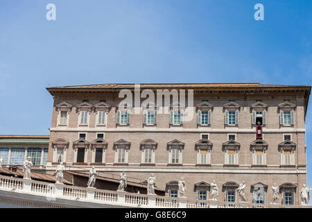 Città del Vaticano il Vaticano. Il 29 giugno, 2016. Papa Francesco offre la sua benedizione durante l Angelus del mezzogiorno preghiera, dalla finestra del suo studio che si affaccia su Piazza San Pietro, il giorno della solennità dei Santi Pietro e Paolo, nella Città del Vaticano il Vaticano il 29 giugno 2016. 29 giugno segna il giorno della festa dei Santi Pietro e Paolo, patroni della città di Roma. Credito: Giuseppe Ciccia/Alamy Live News Foto Stock