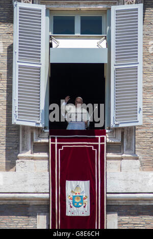 Città del Vaticano il Vaticano. Il 29 giugno, 2016. Papa Francesco offre la sua benedizione durante l Angelus del mezzogiorno preghiera, dalla finestra del suo studio che si affaccia su Piazza San Pietro, il giorno della solennità dei Santi Pietro e Paolo, nella Città del Vaticano il Vaticano il 29 giugno 2016. 29 giugno segna il giorno della festa dei Santi Pietro e Paolo, patroni della città di Roma. Credito: Giuseppe Ciccia/Alamy Live News Foto Stock