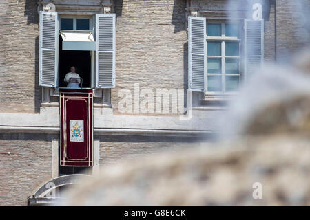 Città del Vaticano il Vaticano. Il 29 giugno, 2016. Papa Francesco offre la sua benedizione durante l Angelus del mezzogiorno preghiera, dalla finestra del suo studio che si affaccia su Piazza San Pietro, il giorno della solennità dei Santi Pietro e Paolo, nella Città del Vaticano il Vaticano il 29 giugno 2016. 29 giugno segna il giorno della festa dei Santi Pietro e Paolo, patroni della città di Roma. Credito: Giuseppe Ciccia/Alamy Live News Foto Stock