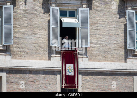 Città del Vaticano il Vaticano. Il 29 giugno, 2016. Papa Francesco offre la sua benedizione durante l Angelus del mezzogiorno preghiera, dalla finestra del suo studio che si affaccia su Piazza San Pietro, il giorno della solennità dei Santi Pietro e Paolo, nella Città del Vaticano il Vaticano il 29 giugno 2016. 29 giugno segna il giorno della festa dei Santi Pietro e Paolo, patroni della città di Roma. Credito: Giuseppe Ciccia/Alamy Live News Foto Stock