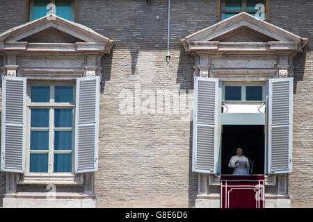 Città del Vaticano il Vaticano. Il 29 giugno, 2016. Papa Francesco offre la sua benedizione durante l Angelus del mezzogiorno preghiera, dalla finestra del suo studio che si affaccia su Piazza San Pietro, il giorno della solennità dei Santi Pietro e Paolo, nella Città del Vaticano il Vaticano il 29 giugno 2016. 29 giugno segna il giorno della festa dei Santi Pietro e Paolo, patroni della città di Roma. Credito: Giuseppe Ciccia/Alamy Live News Foto Stock