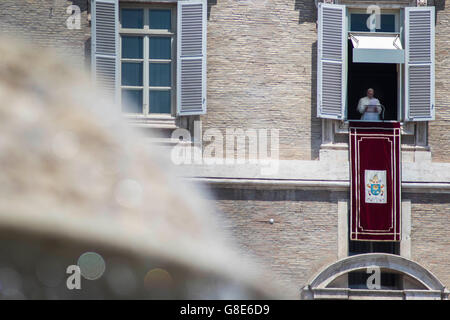 Città del Vaticano il Vaticano. Il 29 giugno, 2016. Papa Francesco offre la sua benedizione durante l Angelus del mezzogiorno preghiera, dalla finestra del suo studio che si affaccia su Piazza San Pietro, il giorno della solennità dei Santi Pietro e Paolo, nella Città del Vaticano il Vaticano il 29 giugno 2016. 29 giugno segna il giorno della festa dei Santi Pietro e Paolo, patroni della città di Roma. Credito: Giuseppe Ciccia/Alamy Live News Foto Stock