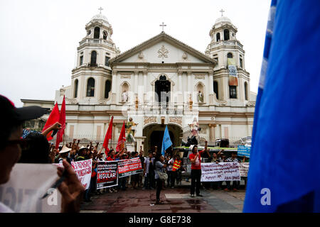 Filippine. Il 29 giugno, 2016. Centinaia di attivisti dalla parte meridionale di Luzon ha portato le bandiere e gli striscioni come tappa di un rally al Plaza Miranda, di fronte alla chiesa di Quiapo a Manila, a presentare il loro popolo nell'agenda al presidente in arrivo Rodrigo Duterte. Gli attivisti hanno detto che essi sono vigili come incoming presidente Duterte promesso di riprendere i colloqui di pace tra il Fronte nazionale democratico e il governo delle Filippine. © J Gerard Seguia/ZUMA filo/Alamy Live News Foto Stock