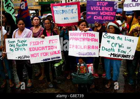 Filippine. Il 29 giugno, 2016. Centinaia di attivisti dalla parte meridionale di Luzon trasportare poster come essi stadio un rally al Plaza Miranda, di fronte alla chiesa di Quiapo a Manila, a presentare il loro popolo nell'agenda al presidente in arrivo Rodrigo Duterte. Gli attivisti hanno detto che essi sono vigili come incoming presidente Duterte promesso di riprendere i colloqui di pace tra il Fronte nazionale democratico e il governo delle Filippine. © J Gerard Seguia/ZUMA filo/Alamy Live News Foto Stock