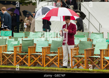 Henley on Thames, Oxfordshire, Regno Unito. Il 29 giugno, 2016. Il giorno di apertura del Royal Henley Regatta ha visto un sacco di pioggia e ombrelli. Regno Unito meteo. Credito: Allan Staley/Alamy Live News Foto Stock