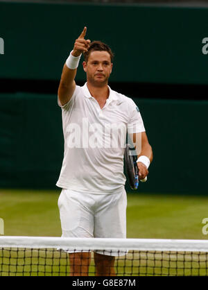 29.06.2016. All England Lawn Tennis e Croquet Club di Londra, Inghilterra. Il torneo di Wimbledon Tennis Championships giorno tre. Marcus Willis (GBR) saluta Centre Court dopo la sua retta fissa sconfitta al numero 3 di sementi, Roger Federer (SUI). Foto Stock