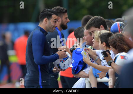 Adil rami (L) della Francia segni autografo durante un pubblico soccer sessione di formazione alla loro base del team a Clairefontaine-en-Yvelines in Francia, 29 giugno 2016. La UEFA EURO 2016 avrà luogo dal 10 giugno al 10 luglio 2016 in Francia. Foto: Peter Kneffel/dpa Foto Stock