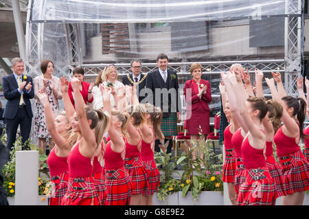 Eddinburgh, Scotland, Regno Unito. 02Luglio, 2016. La regina apre la quinta sessione del Parlamento scozzese. La quinta legislatura del Parlamento scozzese è iniziata dopo il maggio l'Holyrood elezioni e MSP hanno avuto la loro ultima sessione prima della pausa estiva il giovedì. A seguito della cerimonia di apertura, migliaia di persone hanno preso parte alla processione a cavallo lungo il Royal Mile, guidato dalla banda del Reggimento reale della Scozia. Primo Ministro Nicola lo storione è stato affiancato da altri dirigenti compresi Dugdale Kezia, Ruth Davidson e Willie Rennie. Credito: Andrew O'Brien/Alamy Live News Foto Stock