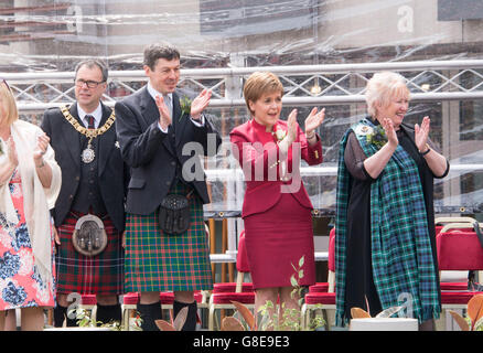 Eddinburgh, Scotland, Regno Unito. 02Luglio, 2016. La regina apre la quinta sessione del Parlamento scozzese. La quinta legislatura del Parlamento scozzese è iniziata dopo il maggio l'Holyrood elezioni e MSP hanno avuto la loro ultima sessione prima della pausa estiva il giovedì. A seguito della cerimonia di apertura, migliaia di persone hanno preso parte alla processione a cavallo lungo il Royal Mile, guidato dalla banda del Reggimento reale della Scozia. Primo Ministro Nicola lo storione è stato affiancato da altri dirigenti compresi Dugdale Kezia, Ruth Davidson e Willie Rennie. Credito: Andrew O'Brien/Alamy Live News Foto Stock