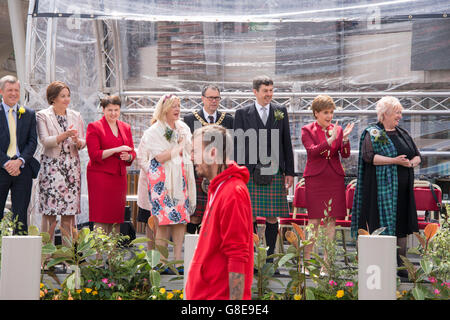 Eddinburgh, Scotland, Regno Unito. 02Luglio, 2016. La regina apre la quinta sessione del Parlamento scozzese. La quinta legislatura del Parlamento scozzese è iniziata dopo il maggio l'Holyrood elezioni e MSP hanno avuto la loro ultima sessione prima della pausa estiva il giovedì. A seguito della cerimonia di apertura, migliaia di persone hanno preso parte alla processione a cavallo lungo il Royal Mile, guidato dalla banda del Reggimento reale della Scozia. Primo Ministro Nicola lo storione è stato affiancato da altri dirigenti compresi Dugdale Kezia, Ruth Davidson e Willie Rennie. Credito: Andrew O'Brien/Alamy Live News Foto Stock