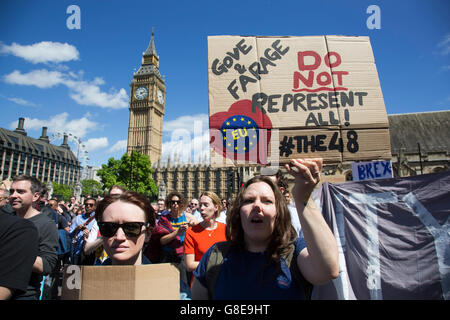 Londra, Regno Unito. 02Luglio, 2016. Decine di migliaia di persone si riuniscono nella piazza del Parlamento durante il mese di marzo per l'Europa contro Brexit dimostrazione a seguito di un "lascia" risultato nell'UE referendum il 2 luglio 2016 a Londra, Regno Unito. Il mese di marzo nella capitale riunisce i dimostranti provenienti da tutto il paese, arrabbiato con le bugie e disinformazione che la campagna di lasciare alimentato al popolo britannico durante il referendum sull'Unione europea. Dato che il voto è stato annunciato, non vi sono state dimostrazioni, proteste e infinite commento politico in tutte le forme di media. La metà del paese molto dispiaciuto con la resul Foto Stock