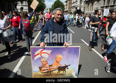 Londra, Regno Unito. 02Luglio, 2016. Artista politico Kaya Mar con la sua pittura più recente di decine di migliaia di persone protestano in marzo per l'Europa contro Brexit dimostrazione a seguito di un "lascia" risultato nell'UE referendum il 2 luglio 2016 a Londra, Regno Unito. Il mese di marzo nella capitale riunisce i dimostranti provenienti da tutto il paese, arrabbiato con le bugie e disinformazione che la campagna di lasciare alimentato al popolo britannico durante il referendum sull'Unione europea. Dato che il voto è stato annunciato, non vi sono state dimostrazioni, proteste e infinite commento politico in tutte le forme di media. La metà del paese Foto Stock