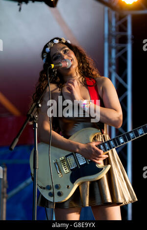 Coventry, West Midlands, Regno Unito. 2 Luglio, 2016. Regno Unito. Il Tuts, 3 pezzi indie ragazza punk band da Hayes, Londra, eseguire nel ritmo tenda alla Godiva Festival in War Memorial Park, Coventry. Credito: Colin Underhill/Alamy Live News Foto Stock