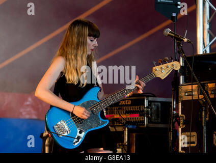 Coventry, West Midlands, Regno Unito. 2 Luglio, 2016. Regno Unito. Il Tuts, 3 pezzi indie ragazza punk band da Hayes, Londra, eseguire nel ritmo tenda alla Godiva Festival in War Memorial Park, Coventry. Credito: Colin Underhill/Alamy Live News Foto Stock