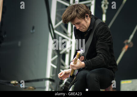 Wrexham, Wales, Regno Unito. 02Luglio, 2016. Catfish & Il Bottlemen eseguire a Gianfranco Università Racecourse Stadium, Wrexham, Galles sabato 2 luglio 2016 Credit: Alex Williams/Alamy Live News Foto Stock