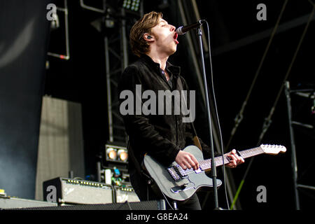 Wrexham, Wales, Regno Unito. 02Luglio, 2016. Catfish & Il Bottlemen eseguire a Gianfranco Università Racecourse Stadium, Wrexham, Galles sabato 2 luglio 2016 Credit: Alex Williams/Alamy Live News Foto Stock