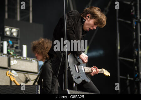 Wrexham, Wales, Regno Unito. 02Luglio, 2016. Catfish & Il Bottlemen eseguire a Gianfranco Università Racecourse Stadium, Wrexham, Galles sabato 2 luglio 2016 Credit: Alex Williams/Alamy Live News Foto Stock