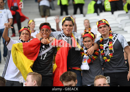 Bordeaux, Francia. 02Luglio, 2016. I sostenitori della Germania prima della UEFA EURO 2016 quarto di finale di partita di calcio tra Germania e Italia a Stade de Bordeaux in Bordeaux, Francia, 02 luglio 2016. Foto: Arne Dedert/dpa/Alamy Live News Foto Stock