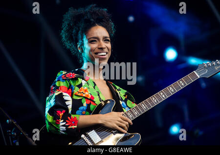 Glynde, East Sussex, Regno Unito. 2 Luglio, 2016. Lianne La Havas suona dal vivo sul principale aria aperta sul palcoscenico la prima giornata piena di amore supremo Festival Jazz a Glynde posto. Credito: Francesca Moore/Alamy Live News Foto Stock