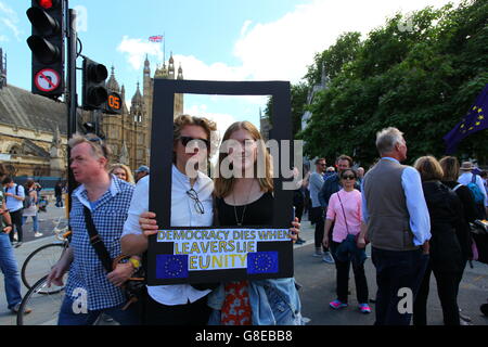 Londra, Regno Unito. Il 2 luglio 2016. Migliaia di persone partecipano in marzo per l'Europa, da Park Lane a Piazza del Parlamento. Protestando per le bugie e disinformazione dal lasciare la campagna, i supporti e i parlamentari che hanno raccontato il popolo britannico durante il 23 giugno UE referendum. Penelope Barritt/Alamy Live News Foto Stock