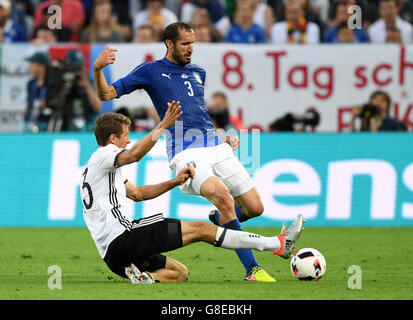 Bordeaux, Francia. 02Luglio, 2016. Germania Thomas Mueller e Italia di Giorgio Chiellini durante UEFA EURO 2016 quarto di finale di partita di calcio tra Germania e Italia a Stade de Bordeaux in Bordeaux, Francia, 02 luglio 2016. Foto: Arne Dedert/dpa/Alamy Live News Foto Stock