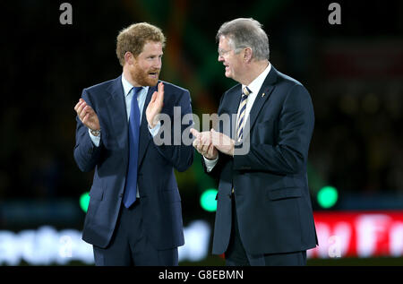 Il principe Harry (a sinistra) parla con il presidente del World Rugby Bernard Lapasset dopo la finale della Coppa del mondo di Rugby a Twickenham, Londra. Foto Stock