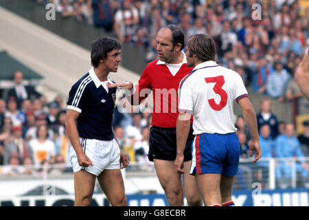 Calcio - Home International Championship - Inghilterra / Scozia - Stadio di Wembley. L'arbitro Karoly Palotai (c) separa il Don Masson (l) della Scozia e il Mick Mills (r) dell'Inghilterra mentre si quadrano l'uno verso l'altro Foto Stock