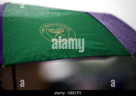 Un ombrello con marchio Wimbledon è coperto di pioggia il secondo giorno dei Campionati di Wimbledon presso l'All England Lawn Tennis and Croquet Club di Wimbledon. PREMERE ASSOCIAZIONE foto. Data immagine: Martedì 28 giugno 2016. Vedi PA storia TENNIS Wimbledon. Il credito fotografico dovrebbe essere: Steve Paston/PA Wire. Foto Stock