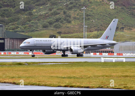 Un aereo reale della New Zealand Air Force che porta il Principe del Galles e la Duchessa di Cornovaglia atterra al terminal dei movimenti aerei di Wellington all'inizio di un tour di una settimana della Nuova Zelanda prima di viaggiare in Australia il prossimo martedì. Foto Stock