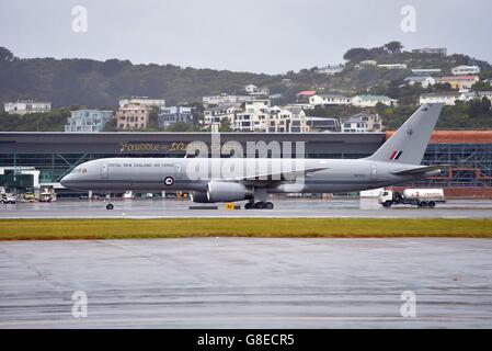 Un aereo reale della New Zealand Air Force che porta il Principe del Galles e la Duchessa di Cornovaglia atterra al terminal dei movimenti aerei di Wellington all'inizio di un tour di una settimana della Nuova Zelanda prima di viaggiare in Australia il prossimo martedì. Foto Stock