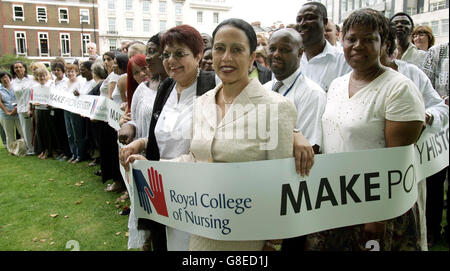 Il Royal College of Nursing General Secretary Beverly Malone (fronte, abito beige) si riunisce accanto a decine di infermieri nella Cavendish Square di Londra, All'interno di un braccialetto gigante - il simbolo globale della campagna MAKEPOVERTYHISTORY per mostrare il loro sostegno alla campagna in vista del G8 di luglio delle nazioni più potenti del mondo. Foto Stock