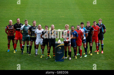 (Da sinistra a destra) Jack Yeandle, Alistair Hargreaves di Saracens, ed Slater di Leicester Tigers, Alun-Wyn Jones di Ospreys, Best di Ulster, Lee Dickson di Northampton Saints, James Haskell di Wasps, Billy Twelvetrees di Gloucester, Scaren di Leinster, Owen di Isa, Newens Alessandro Zanni di Benetton Treviso, Stuart Hooper di Bath, Denis Hurley di Munster e Jonny Grey di Glasgow Warriors si presentano con il trofeo durante il lancio dei media della European Rugby Champions Cup e della Challenge Cup a Twickenham Stoop, Londra. Foto Stock