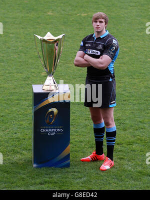 Glasgow Warriors' Jonny Grey si pone con il trofeo durante il lancio della European Rugby Champions Cup e della Challenge Cup media a Twickenham Stoop, Londra. Foto Stock