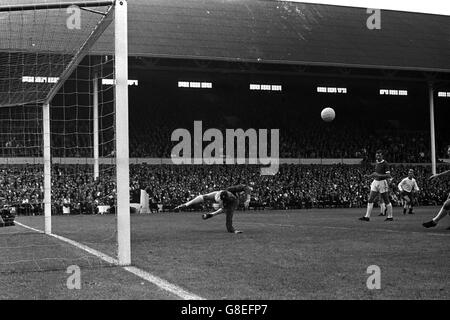 Un salvataggio con una sola mano da Jim Furnell, portiere dell'Arsenale, che ferma un colpo da Tottenham Hotspur all'interno di destra Jimmy Greaves (camicia bianca, estrema destra). Foto Stock