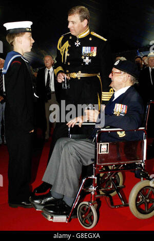 Il Duca di York chiacchiera con William Stone, il più antico combattente marino sopravvissuto di 104 anni, e George Connor, il più giovane Sea Cadet, di 12 anni, mentre frequentano la cerimonia internazionale dei drumhead. Foto Stock