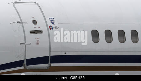 La porta del piano di trasporto della squadra dell'Inghilterra come si arriva all'Aeroporto di Manchester. In Inghilterra sono stati messi K.O. alla rotonda di 16 tappa del 2016 Campionati Europei la scorsa notte dopo aver perso 2-1 all'Islanda. Foto Stock