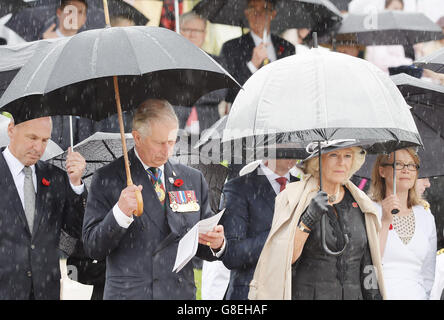 Il Principe di Galles e la Duchessa di Cornovaglia si trovano sotto la pioggia battente, durante il giorno del servizio di ricordo al memoriale nazionale australiano di guerra a Canberra, la capitale dell'Australia. Foto Stock