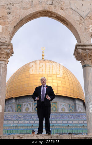 Il Sindaco di Londra Boris Johnson si trova di fronte al Duomo della roccia durante una visita al Monte del Tempio/Haram al Sharif a Gerusalemme, Israele. Foto Stock