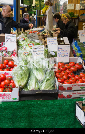 Stallo vegetale sul mercato Bury, Greater Manchester. Il tradizionale mercato aperto è tra i più successo nel Regno Unito. Foto Stock